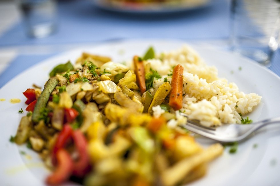 Lecker vegetarisch und mit Liebe ausgesucht genie&szlig;en Sie die Speisen am gedeckten Tisch zum Fr&uuml;hst&uuml;ck und/oder Abendessen // &copy; Vistrad Marek Kowalczyk
