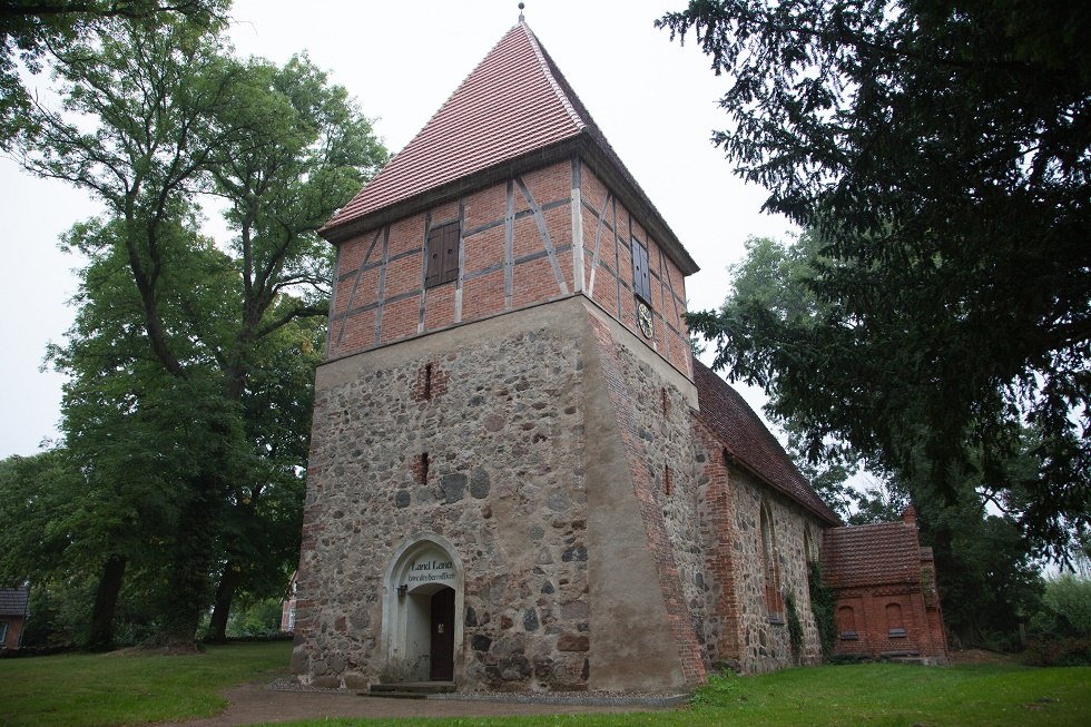 Kirche von vorne seitlich // © Frank Burger Kirche von vorne seitlich // © Frank Burger