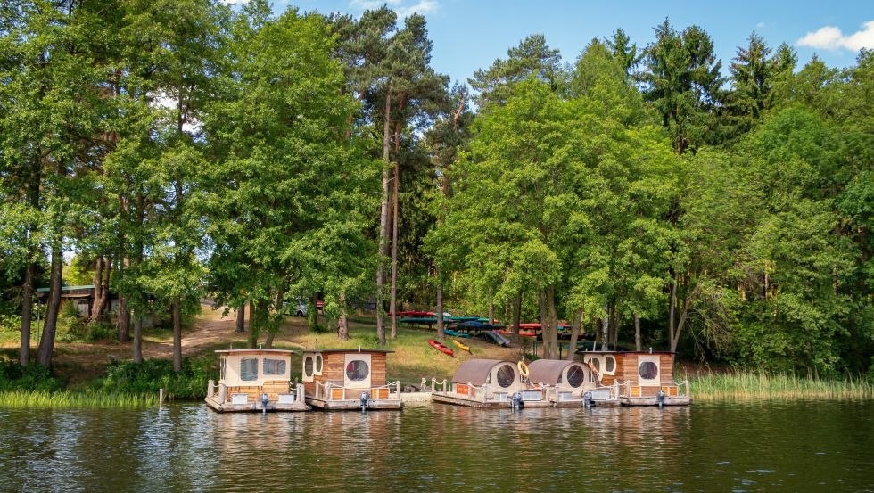 Fl&ouml;&szlig;e ankern vor dem Anleger in Canow, &copy; TMV/Myroad