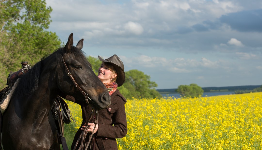 Mit dem eigenen Pferd auf Reisen gehen und unterwegs tolle neue Eindrücke gewinnen. // © MV-T/Hafemann Mit dem eigenen Pferd auf Reisen gehen und unterwegs tolle neue Eindrücke gewinnen. // © MV-T/Hafemann