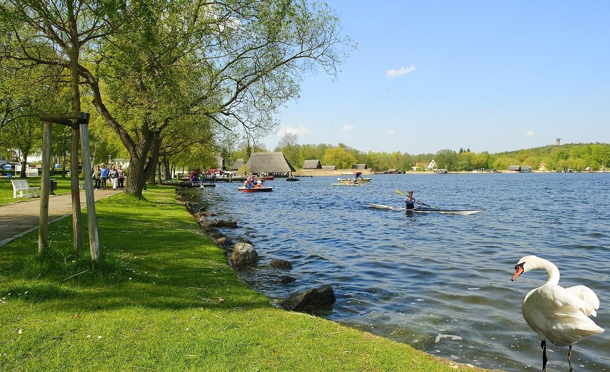 Romantische Seepromenade l&auml;dt zum Verweilen ein, &copy; Frank Eilrich