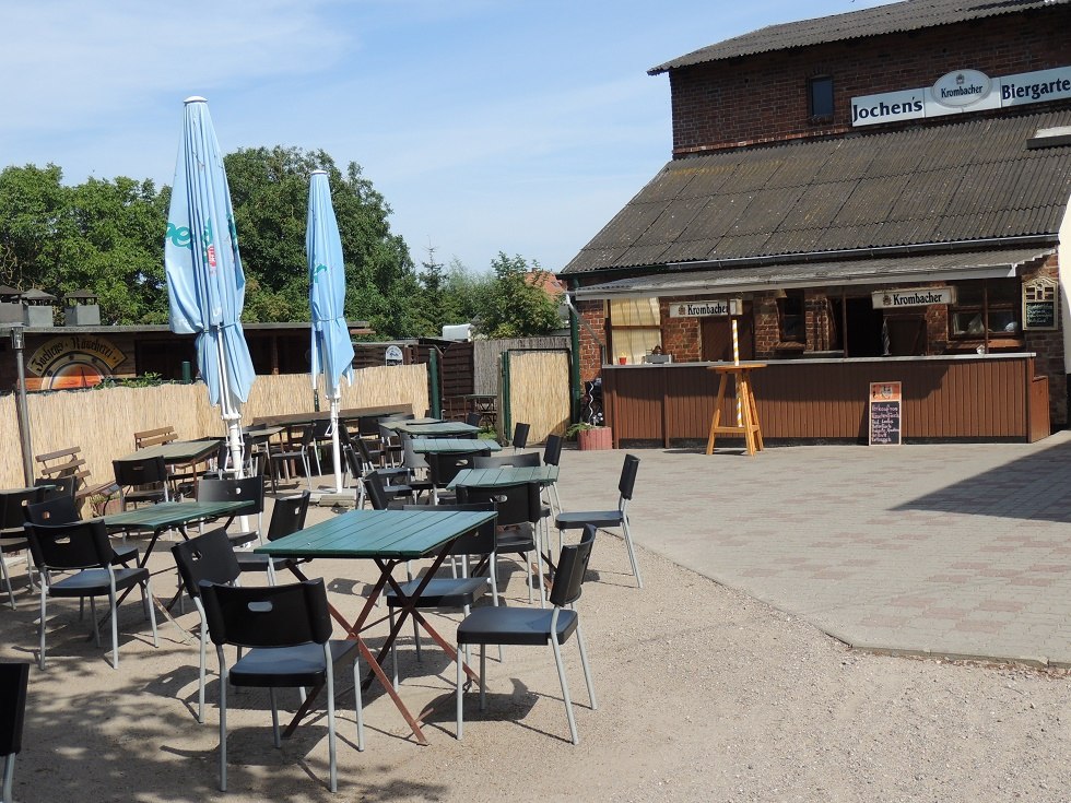 Biertuin met bar en rokerij op de achtergrond // © Kurverwaltung Insel Poel Biertuin met bar en rokerij op de achtergrond // © Kurverwaltung Insel Poel