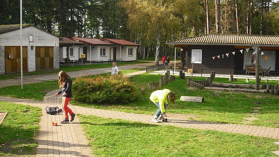 Spielende Kinder vor den Bungalows // &copy; Herberge an der Hertesburg/Christa L&uuml;der