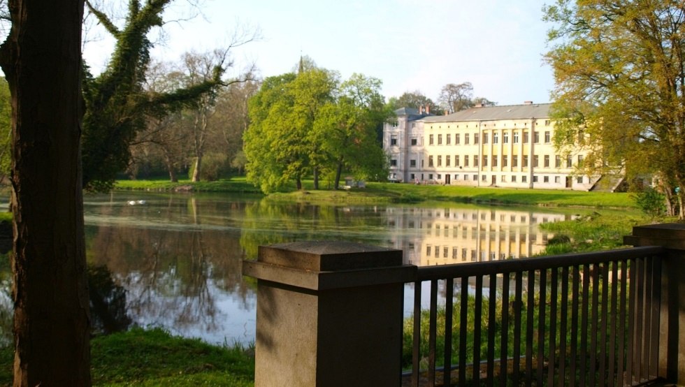 Ansicht des Schlosses von der Parkseite mit See // © Malte Jöhnke, freigegeben zur Nutzung Ansicht des Schlosses von der Parkseite mit See // © Malte Jöhnke, freigegeben zur Nutzung
