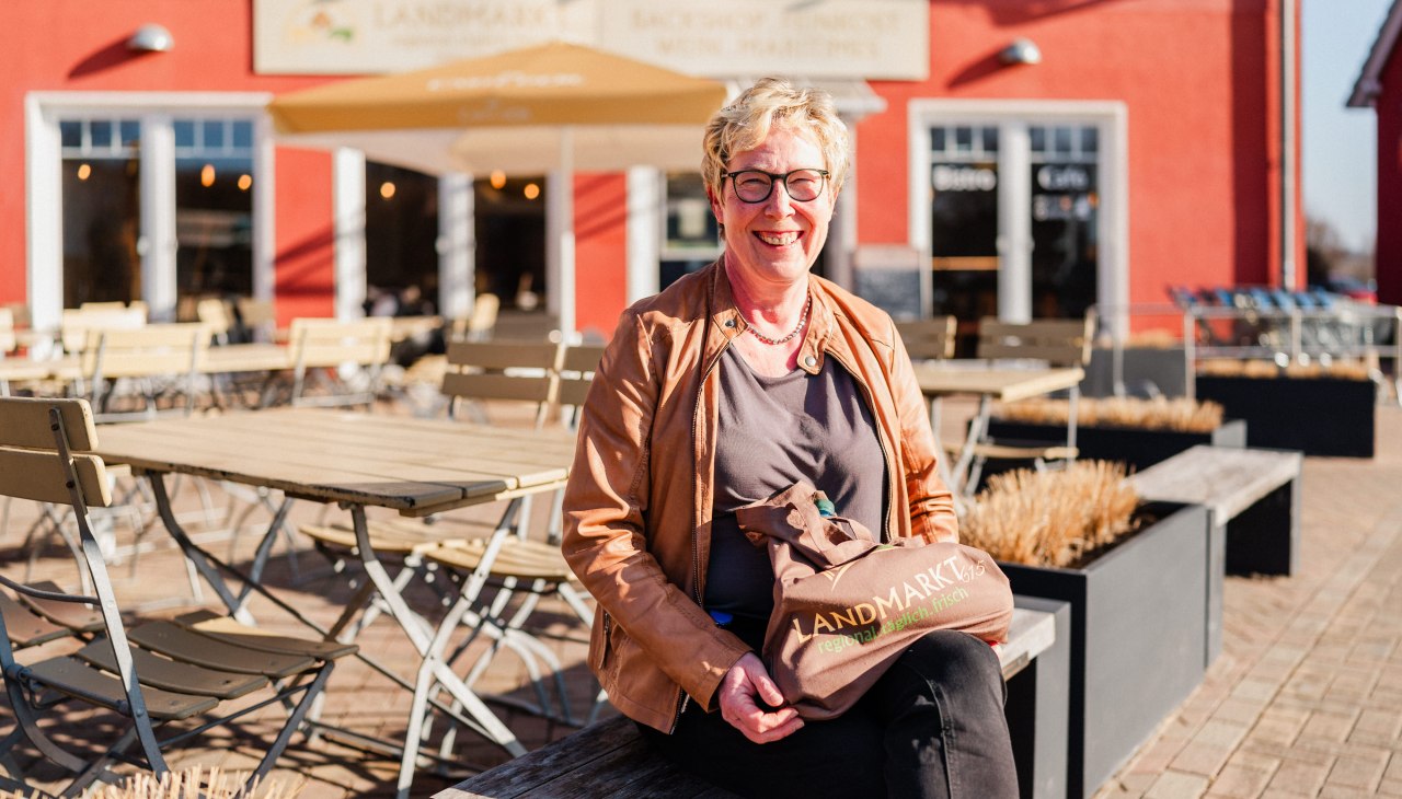 Sandra Loll op het terras van haar met liefde gerunde boerenmarkt615, © Sandra Loll Sandra Loll op het terras van haar met liefde gerunde boerenmarkt615, © Sandra Loll