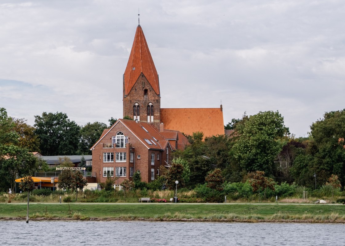 De Sint-Johanneskerk in Rerik, gezien vanaf het water. // &copy; MV-T