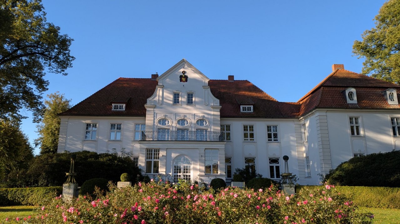 Schloss Badow, Ansicht Dorfseite // &copy; privat