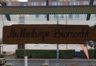Wir freuen uns auf Ihren Besuch! // © Mecklenburger-Biomarkt Wir freuen uns auf Ihren Besuch! // © Mecklenburger-Biomarkt