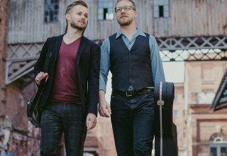 S&ouml;nke Meinen & Philipp Wiechert
Acoustic-Guitar Duo // &copy; Doville Sermokas