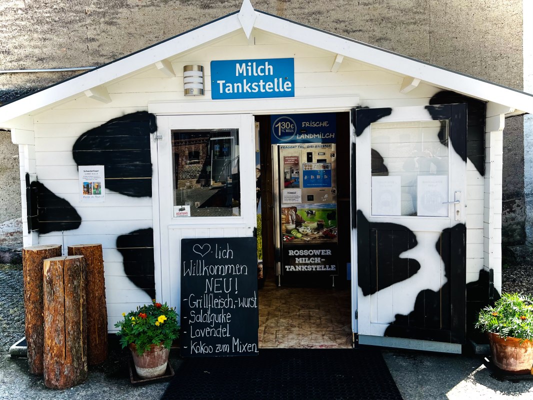 Buitenaanzicht van de boerderijwinkel // &copy; S.Kie&szlig;lich