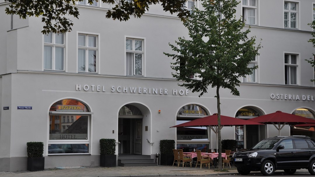 Das Hotel Schweriner Hof liegt direkt am Neuen Markt, &copy; TMV