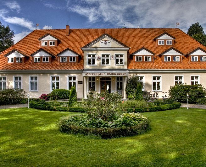 Landhotel Herrenhaus BohlendorfAußenansicht - Eingangsbereich // © Lieblingsplatz Hotels mbH Landhotel Herrenhaus BohlendorfAußenansicht - Eingangsbereich // © Lieblingsplatz Hotels mbH