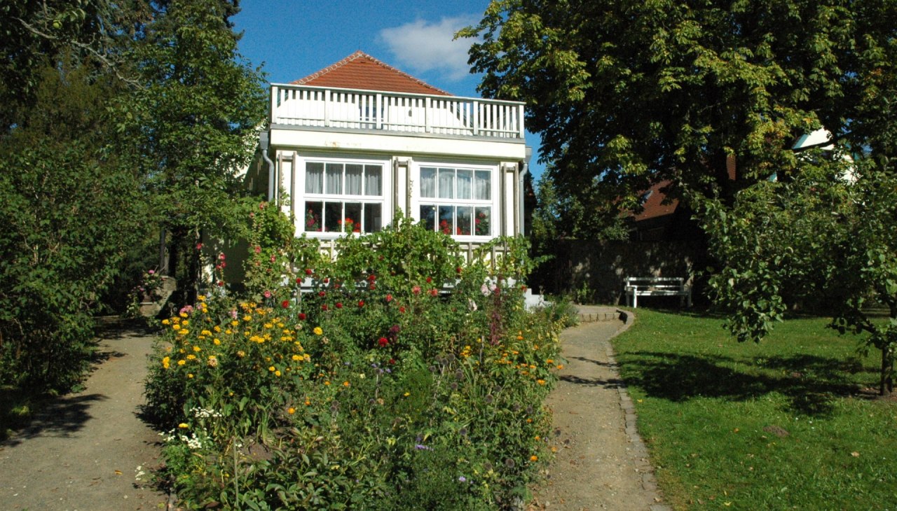 Blick vom Garten auf das Wohnhaus, &copy; Kurverwaltung Feldberger Seenlandschaft