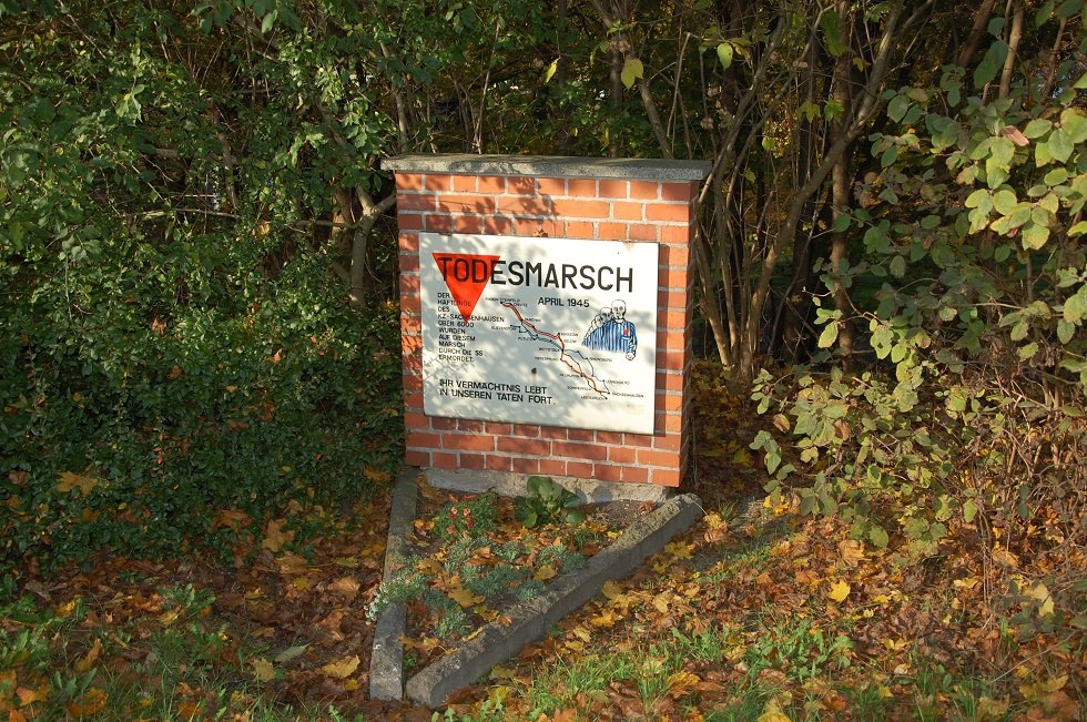 Am Ende der original erhaltenen Teerstraße mit Panzerspuren steht eine weitere Gedenktafel. // © Gabriele Skorupski Am Ende der original erhaltenen Teerstraße mit Panzerspuren steht eine weitere Gedenktafel. // © Gabriele Skorupski