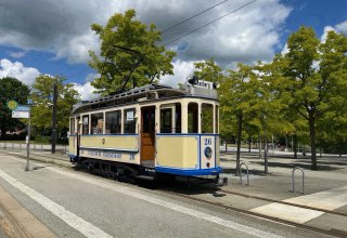 Historischer Triebwagen 26 am Bertha-Klingberg-Platz // &copy; Nahverkehr Schwerin GmbH (NVS)