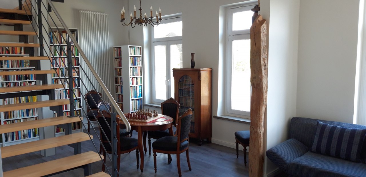 Uitnodigende speeltafel in de algemene recreatieruimte bij Levetzow Mansion // &copy; Herrenhaus Levetzow / Bernd L&uuml;skow