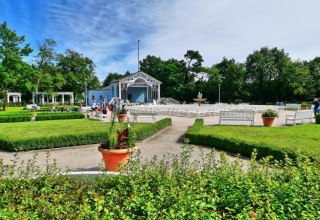 Der Kurpark Boltenhagen bildet den Mittelpunkt des Ortsgeschehens // © Bernd Kühn Der Kurpark Boltenhagen bildet den Mittelpunkt des Ortsgeschehens // © Bernd Kühn