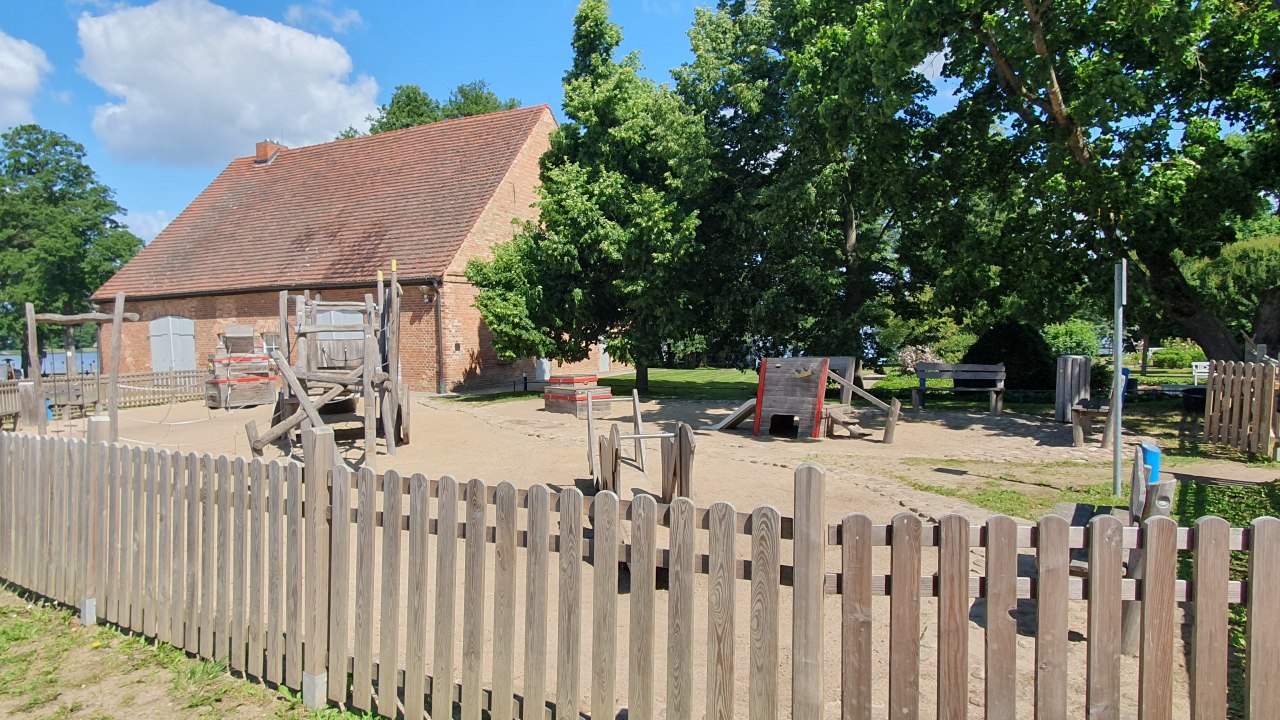 Spielplatz Schlossinsel, &copy; Amt Mecklenburgische Kleinseenplatte
