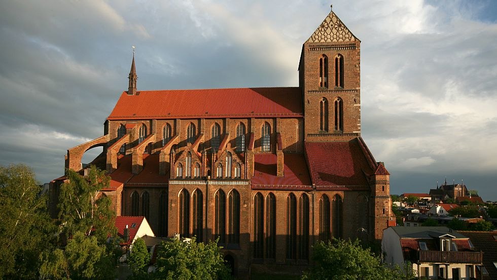 Die St.-Nikolai-Kirche in Wismar aus dem 15. Jahrhundert hat den Zweiten Weltkrieg heil überstanden - Ihr 37 Meter hohes Mittelschiff gehört zu den höchsten Kirchenräumen der Backsteingotik, © Martin Poley