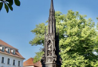 Das Rubenowdenkmal steht auf dem Rubenowplatz vor dem Hauptgebäude der Universität Greifswald. // © Gudrun Koch Das Rubenowdenkmal steht auf dem Rubenowplatz vor dem Hauptgebäude der Universität Greifswald. // © Gudrun Koch