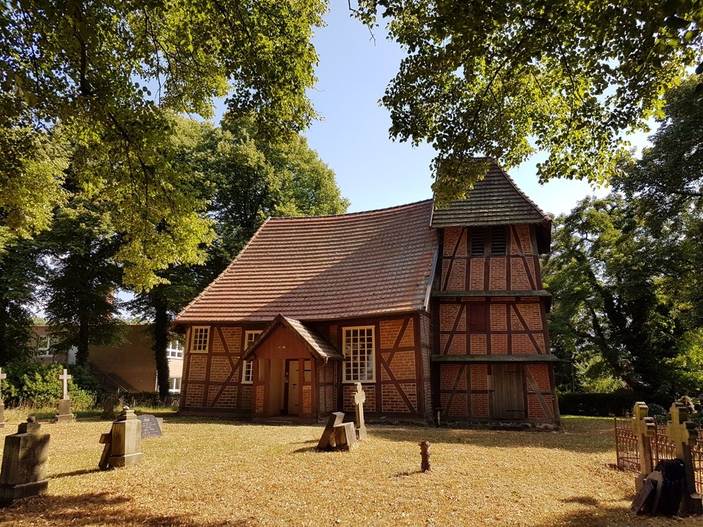 Die Dorfkirche in Matzlow mit dem charakteristischen Glockenturm. // &copy; Foto: Lewitz e.V.