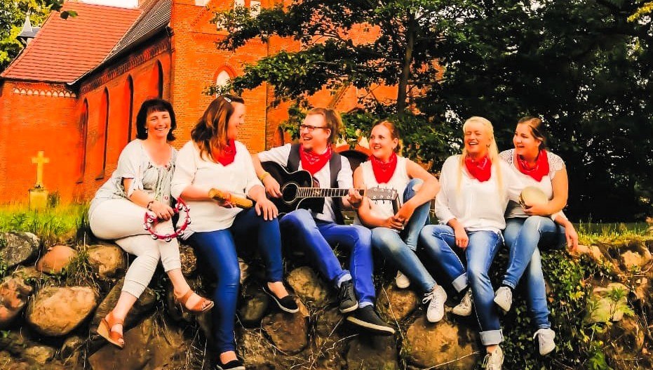 &bdquo;Capo 9&ldquo; wird beim Picknick-Konzert unterst&uuml;tzt von Jaana Duschinski (li.) am Klavier // &copy; Sandra Harnack