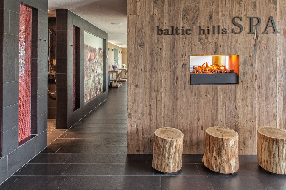 baltic hills SPA mit 3 verschiedenen Saunen, Massage- und Behandlungsr&auml;umen, gro&szlig;em beheiztem Au&szlig;enpool, Ruheraum und Liegewiese mit Strandk&ouml;rben // &copy; Dorint GmbH