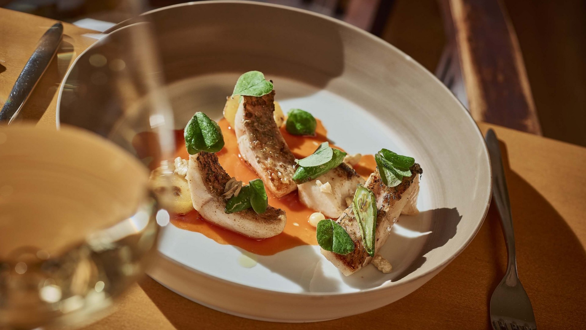 Frischer Fisch auf dem Teller delikat zubereitet mit Gewürzen.