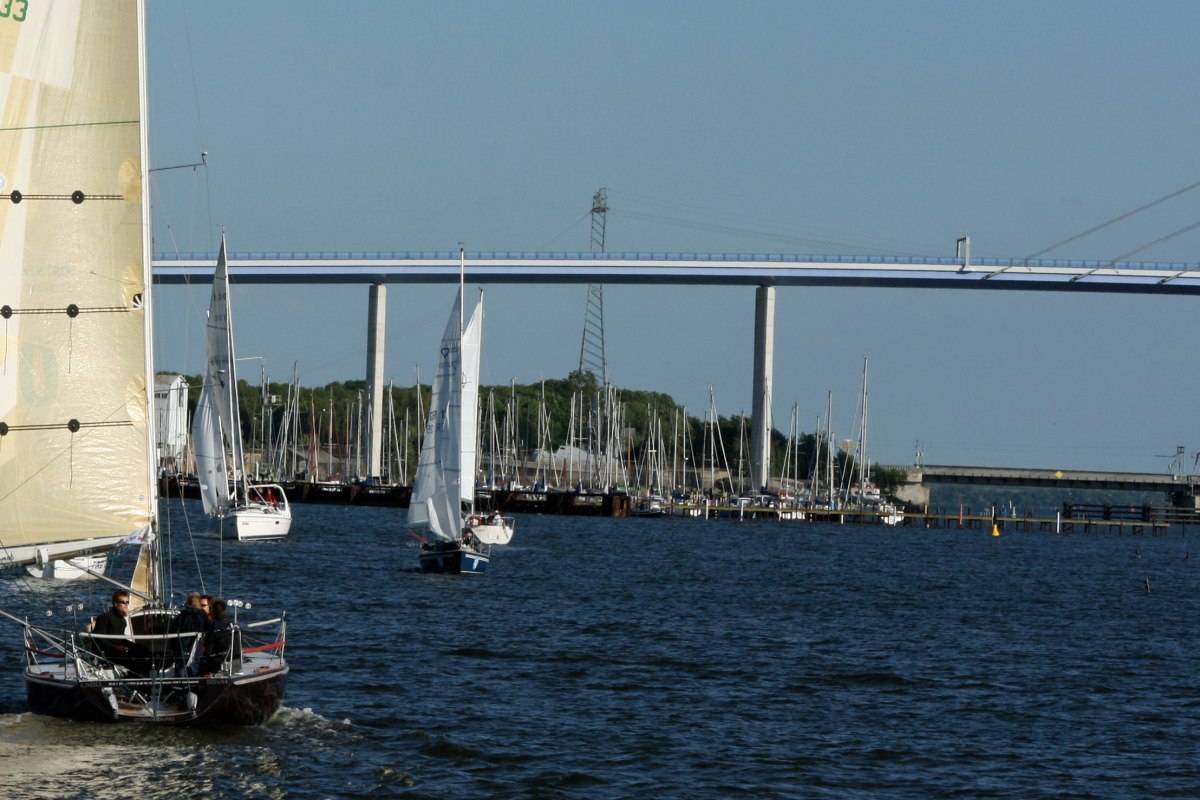 Steigers van het watersportcentrum D&auml;nholm voor de twee R&uuml;genbruggen // &copy; Lutz Lampe, Stralsund