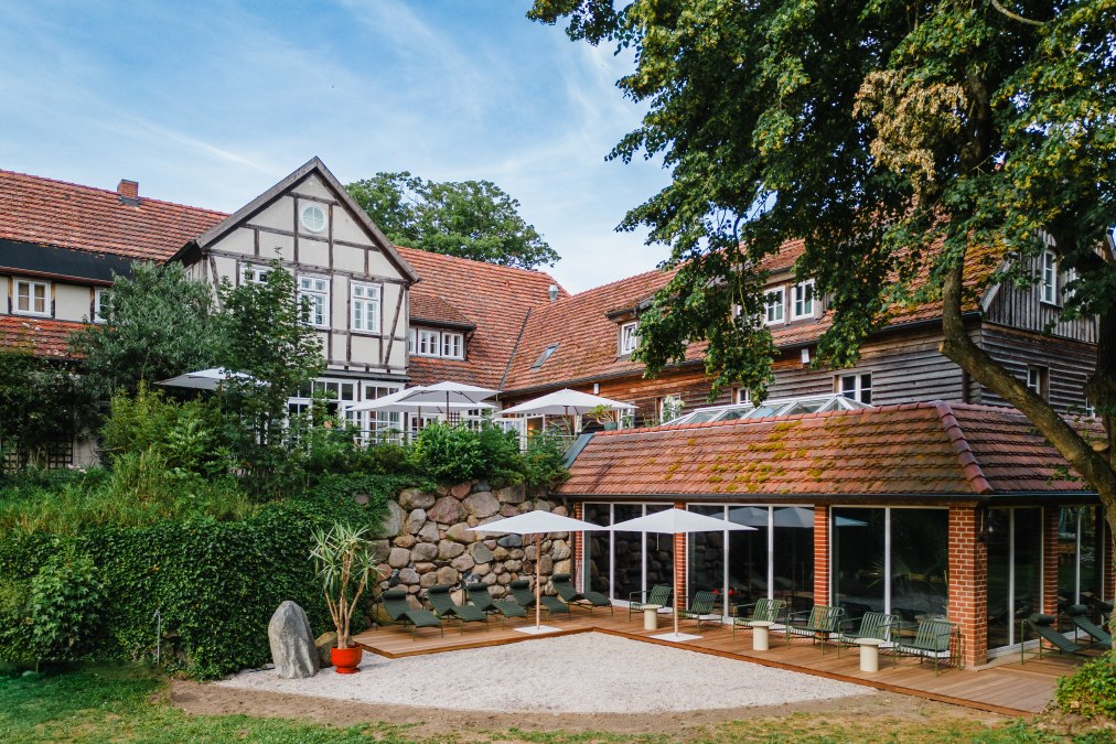 Au&szlig;enansicht Terrasse und Pool, &copy; St. Oberholz / Nils Hasenau
