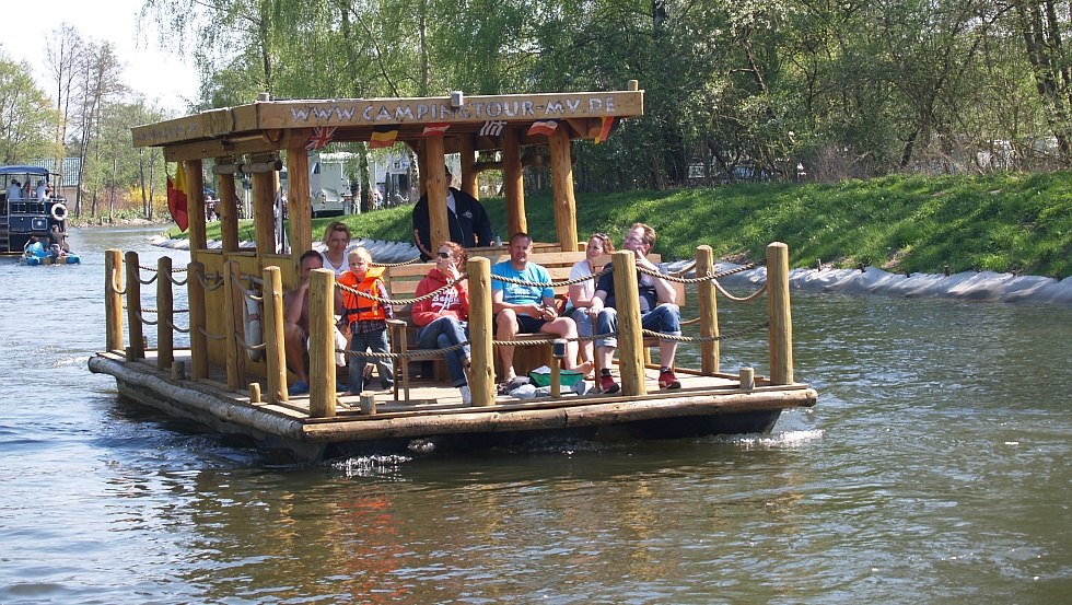 Führerscheinfreie Floßtouren auf der Mecklenburgischen Seenplatte // © Naturcamping Malchow Führerscheinfreie Floßtouren auf der Mecklenburgischen Seenplatte // © Naturcamping Malchow