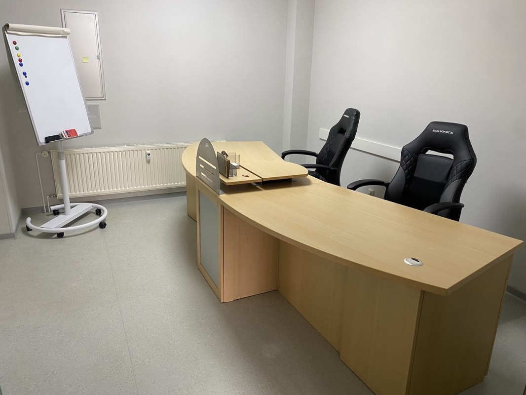 Ein Arbeitsplatz f&uuml;r die flexible Buchung mit mobilem Whiteboard. // &copy; SG GmbH