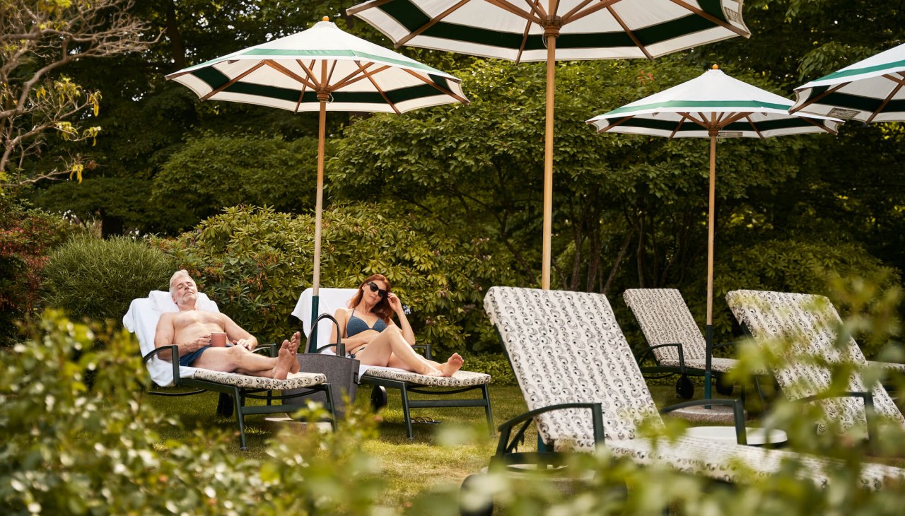 Die Sonnenliegen im hauseigenen Park des A-ROSA Strandidyll Heringsdorf, © DSR Hotel Holding Die Sonnenliegen im hauseigenen Park des A-ROSA Strandidyll Heringsdorf, © DSR Hotel Holding