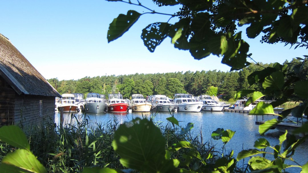 Hausboote von Yachtcharter Schulz im Hafen der Marina Eldenburg, © Yachtcharter Schulz