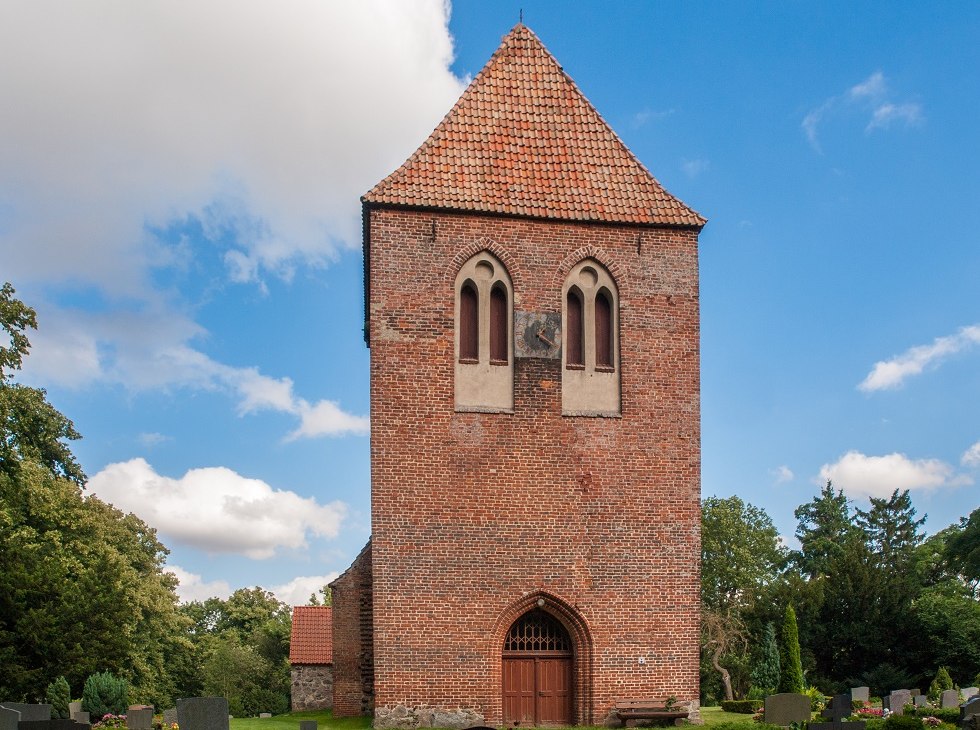 Turmseite der Kirche Alt Karin, © Frank Burger Turmseite der Kirche Alt Karin, © Frank Burger