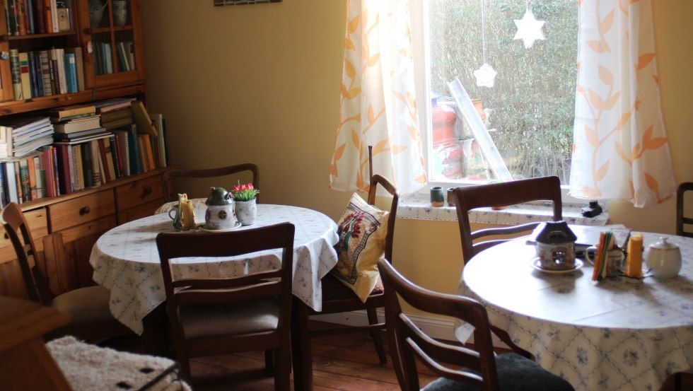 Das Angebot im Lesecaf&eacute;: Kaffee, Eiskaffee, Milchshake, Eis-Orange, Obstschorle, Eisbecher, Kuchen, frisch gemahlenes M&uuml;sli und jede Menge B&uuml;cher // &copy; Hof-Laden Nr. 23 und Lese-Caf&eacute;