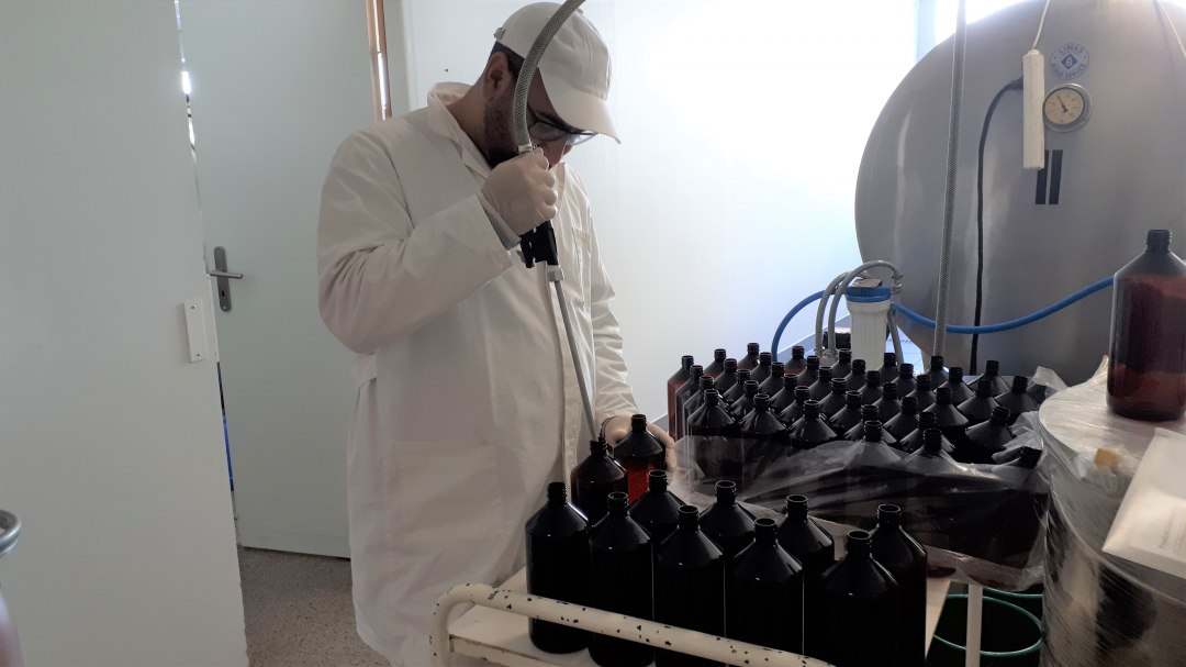 Kräuterbeer-Abfüllung per Hand, © Ostsee-Probiotika GmbH