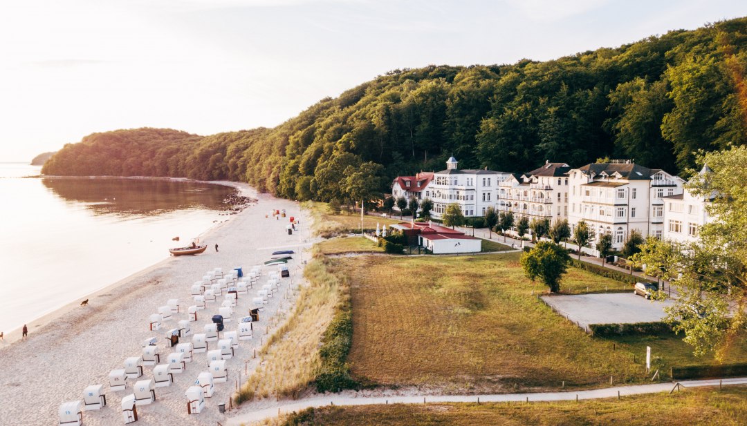 Der Fischerstrand gehört zu den stillen Ecken in Binz. Ein Buchenwald beginnt hier und zieht sich die Küste hinauf. // © MV-T/Friedrich Der Fischerstrand gehört zu den stillen Ecken in Binz. Ein Buchenwald beginnt hier und zieht sich die Küste hinauf. // © MV-T/Friedrich