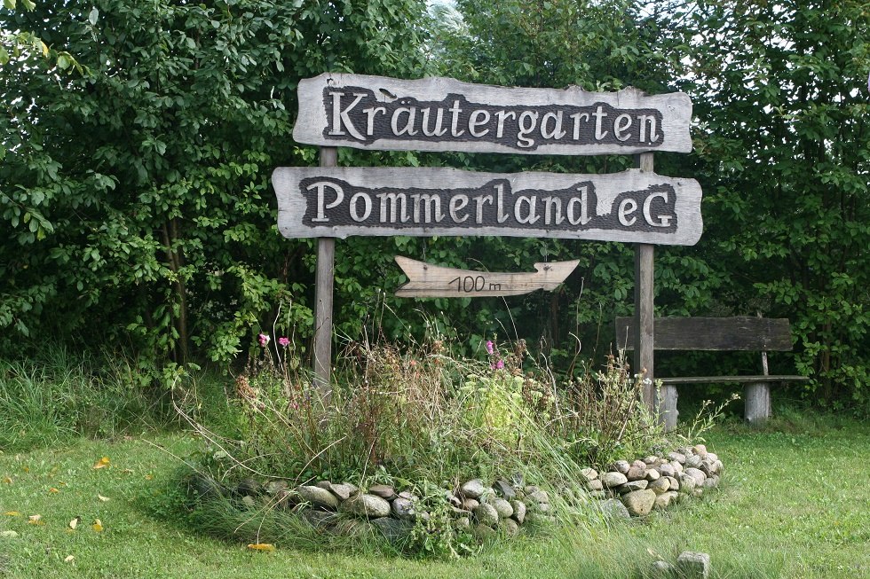 Wegweiser zum Kräutergarten, © Sabrina Wittkopf-Schade Wegweiser zum Kräutergarten, © Sabrina Wittkopf-Schade