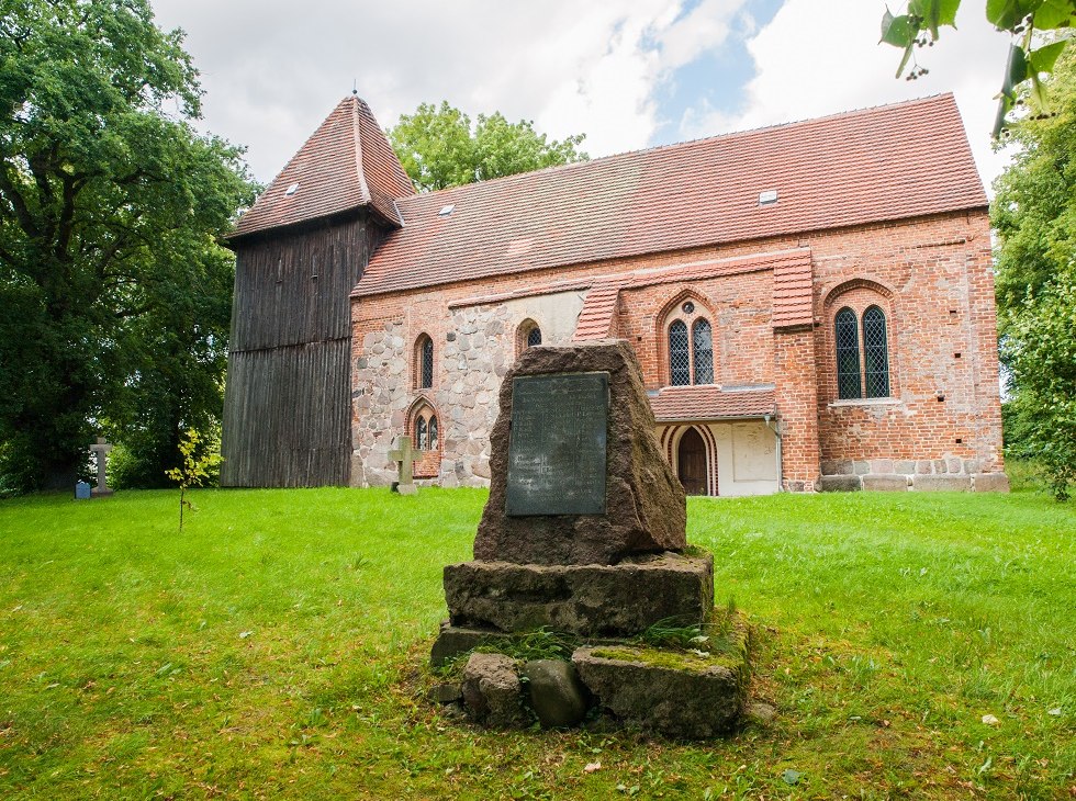 Dorfkirche seitlich mit Gedenkstein, &copy; Frank Burger