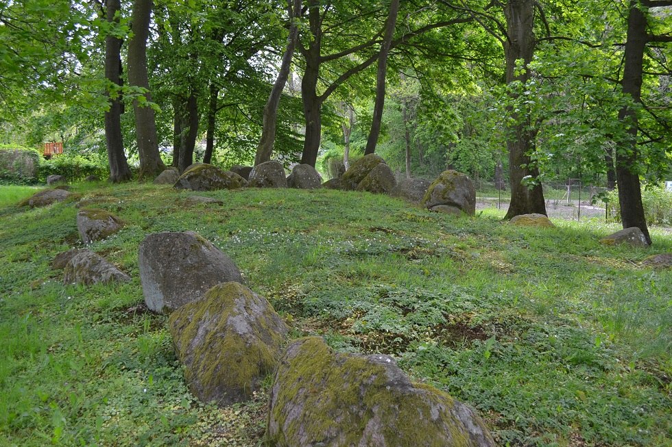 Großsteingrab Semlow mit Hünenbett // © Lutz Werner Großsteingrab Semlow mit Hünenbett // © Lutz Werner