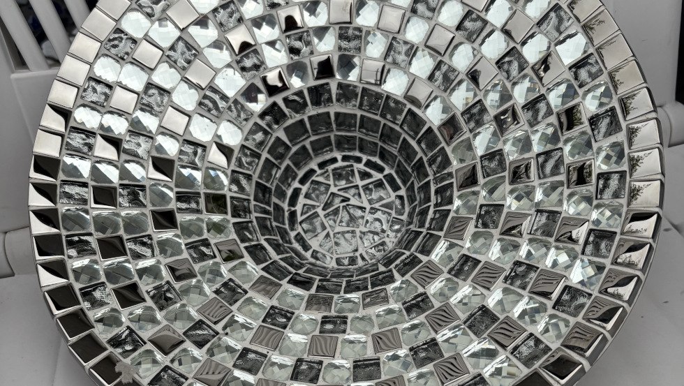 Teller aus Glas und Mosaiksteine, &copy; Margarete Reimer