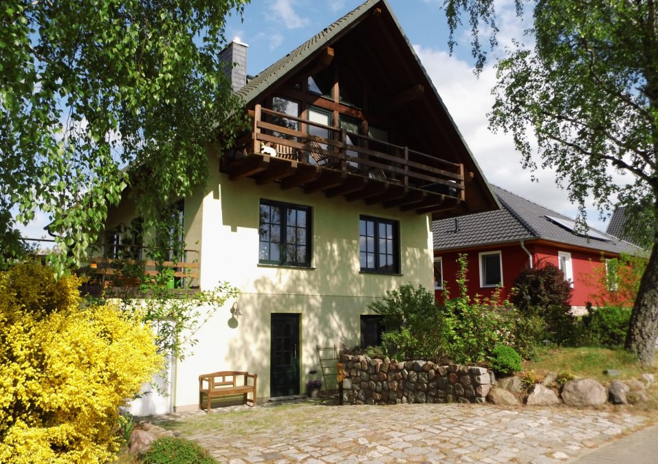 Blick auf unser Haus mit Ihrer Ferienwohnung im Souterrain, &copy; Winfried Schneider