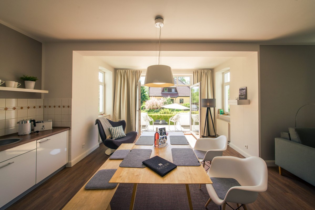 Das Apartment &bdquo;Flieder&ldquo; mit 61  Quadratmetern ist mit allem ausgestattet, was kleine Teams f&uuml;r die effektive Arbeit brauchen. // &copy; Gutshaus Krummin / Matthias Friel
