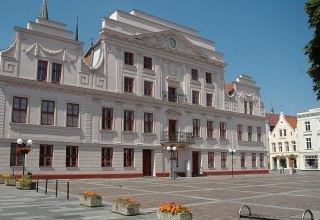 Das Güstrower Rathaus mit klassizistischer Fassade // © Christoph Nahr Das Güstrower Rathaus mit klassizistischer Fassade // © Christoph Nahr