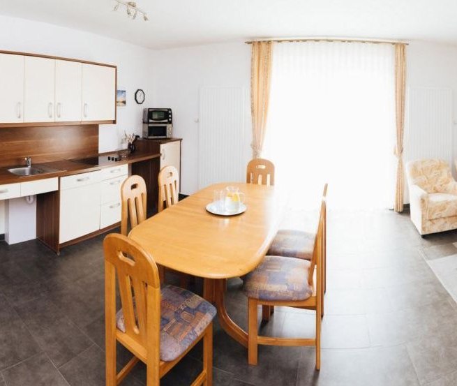 Die unterfahrbare K&uuml;chenzeile kann gut von Menschen mit Rollstuhl genutzt werden. // &copy; S. Dr&ouml;se/Patrick Lipke