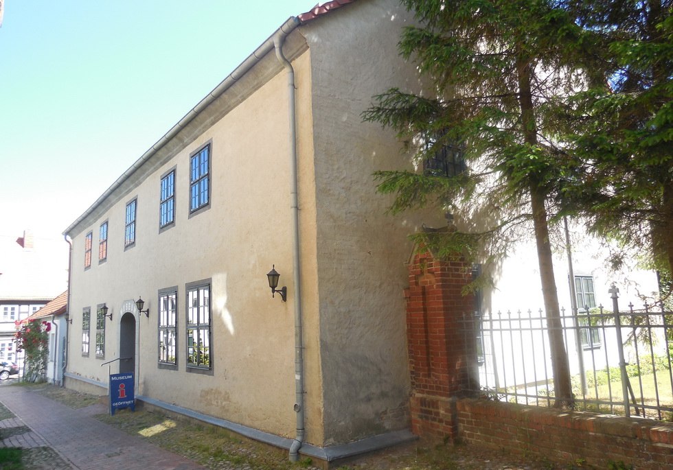 Geb&auml;ude des Museums Strasburg indem sich auch die Touristinformation befindet // &copy; Renate Schmidt