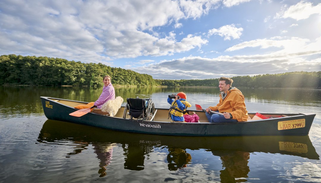 Eine Kanutour auf dem Mirower See bietet Abenteuer und gleichzeitig Ruhe // © DZT/Wegener Eine Kanutour auf dem Mirower See bietet Abenteuer und gleichzeitig Ruhe // © DZT/Wegener