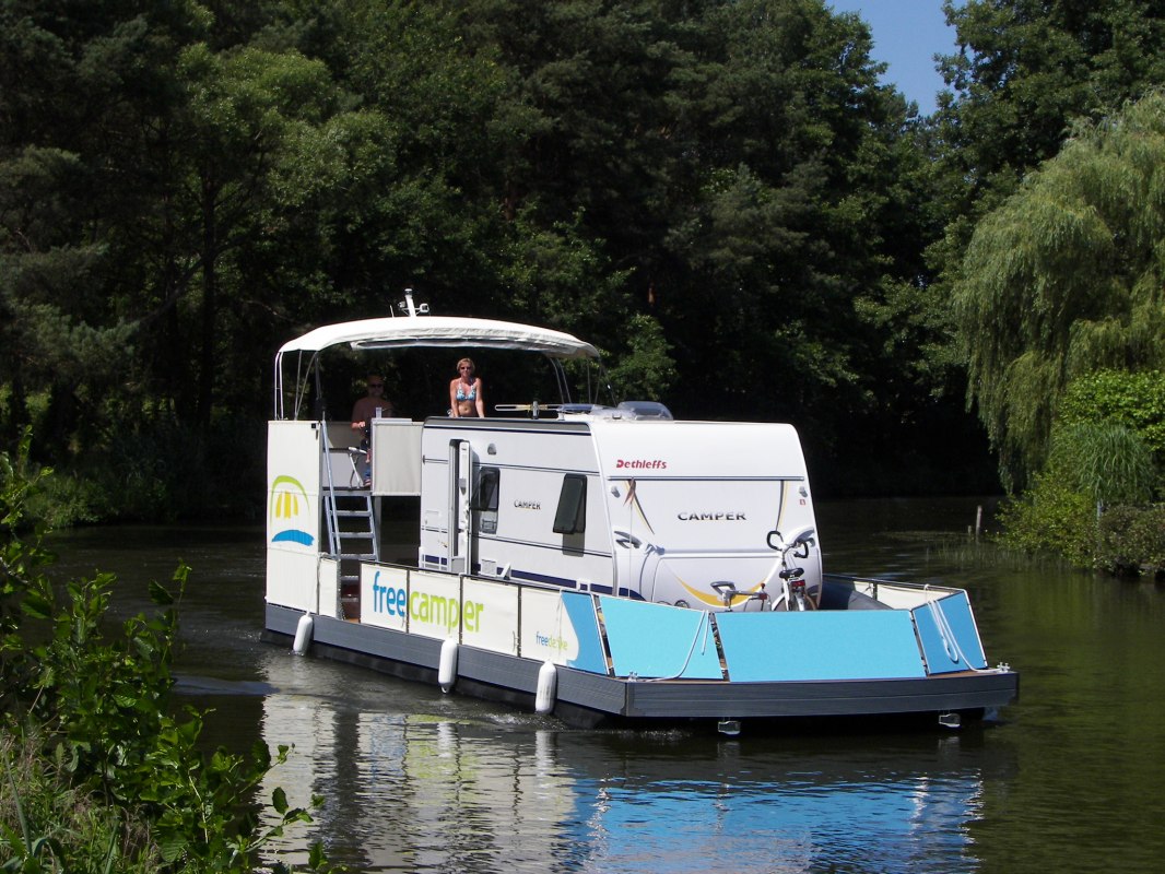 Ein freecamper mit Wohnwagen schlängelt sich durch das Wassergebiet der Mecklenburgischen Seenplatte. // © freecamper Ein freecamper mit Wohnwagen schlängelt sich durch das Wassergebiet der Mecklenburgischen Seenplatte. // © freecamper