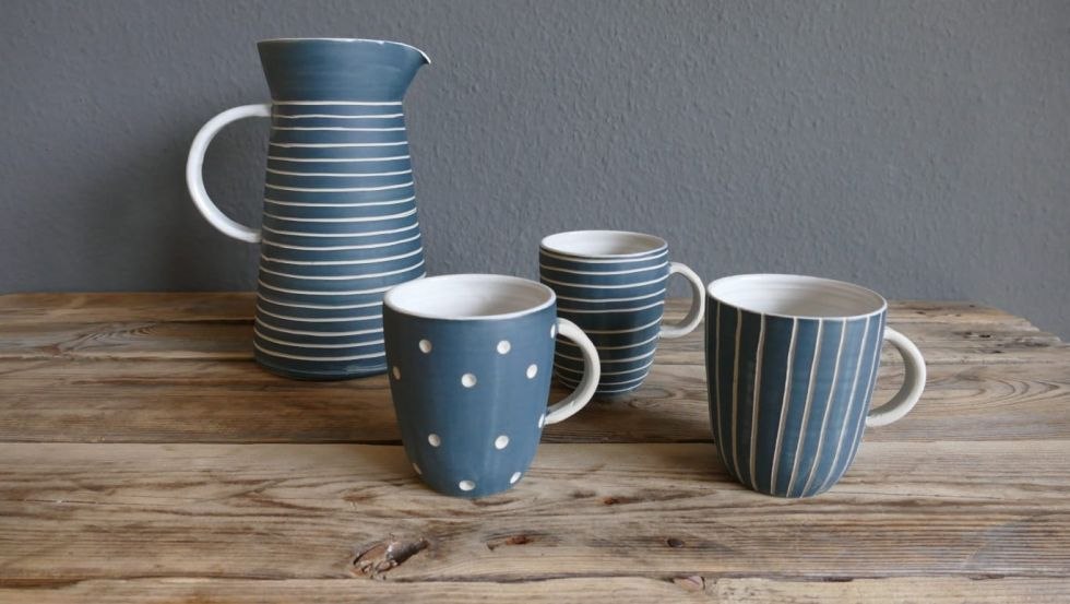 Krug und Tassen, engobiert und geschnitzt (Elektrobrand) // &copy; Judith Renz